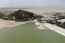 亚洲最大沙漠水库：碧绿湖水镶在沙海