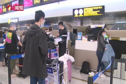 74名中国留学生搭乘包机赴英国复学