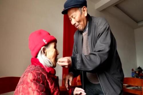 85岁儿子给111岁母亲喂水果