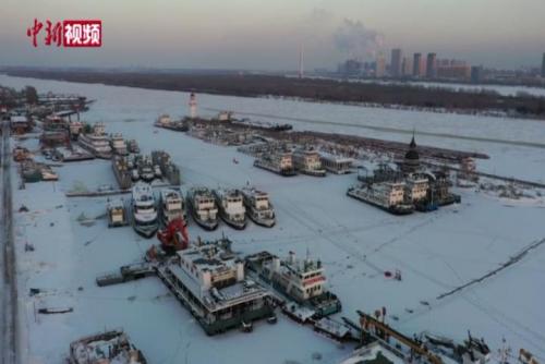 哈尔滨：雪国“舰队”归航 几十艘船舶静待春暖花开