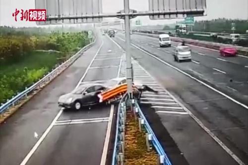 河南高速交警公布多起变道车祸瞬间视频
