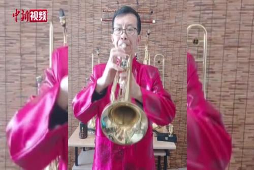 贵州教师用24件乐器吹奏歌曲