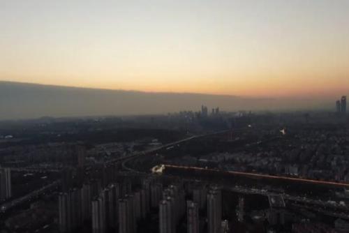 南京现“云墙” 城市上空“泾渭分明”