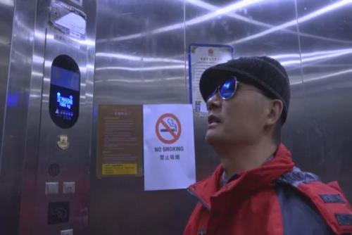 上海一小区为盲人加装电梯语音播报系统