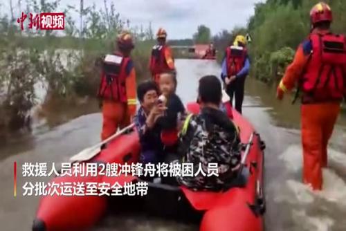辽宁丹东：暴雨致32人被困景区