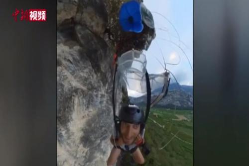 澳大利亚男子跳伞时降落伞挂在树上 被困悬崖边2小时