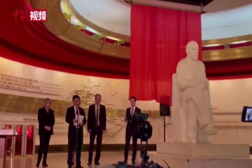 中國駐俄使館向列寧故居博物館捐贈辦公物資和中文導覽設備