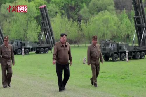金正恩指导朝鲜超大型火箭炮部队进行核反击模拟演习