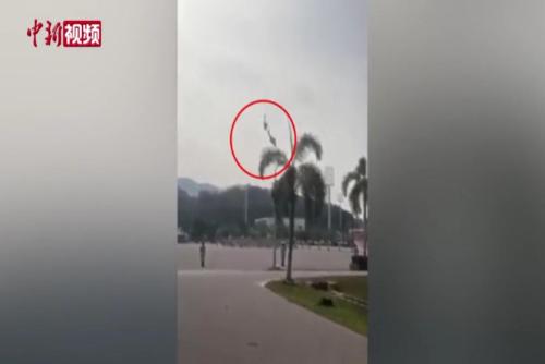 马来西亚两架直升机相撞后坠毁导致10人死亡