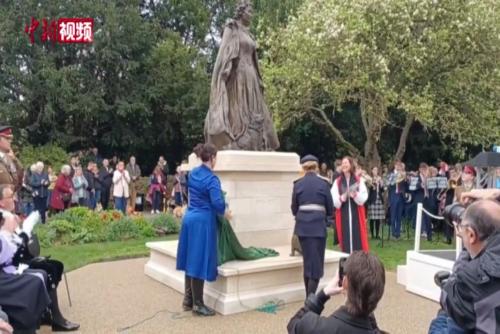 伊丽莎白二世纪念雕像在英国揭幕 柯基犬成“主角”