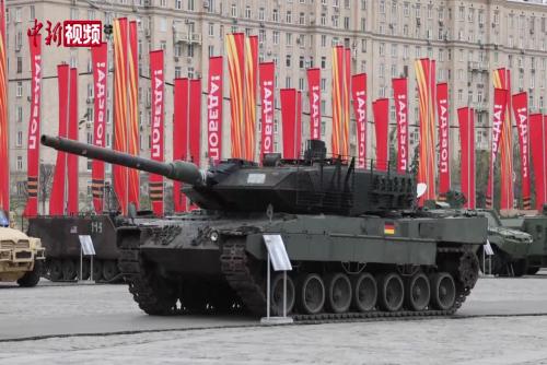 俄軍戰利品展覽多輛裝備運抵莫斯科