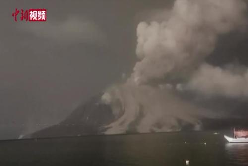 印尼鲁昂火山大规模喷发 烟柱高约两万米