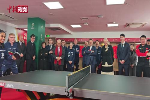 法國(guó)總統(tǒng)馬克龍?jiān)L問(wèn)成都與中國(guó)乒乓球運(yùn)動(dòng)員切磋球技