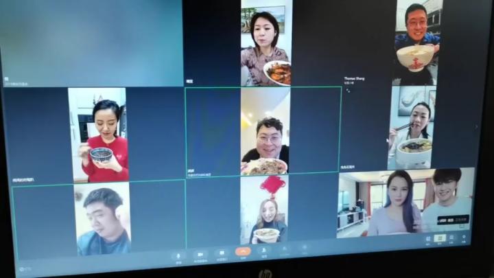因疫情无法返乡 华侨华人线上“云干饭”