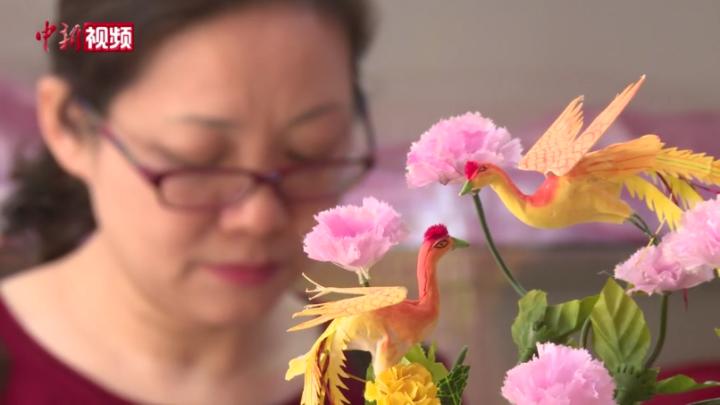 福建泉州花灯非遗传承人“守艺”数十载 全家齐上阵