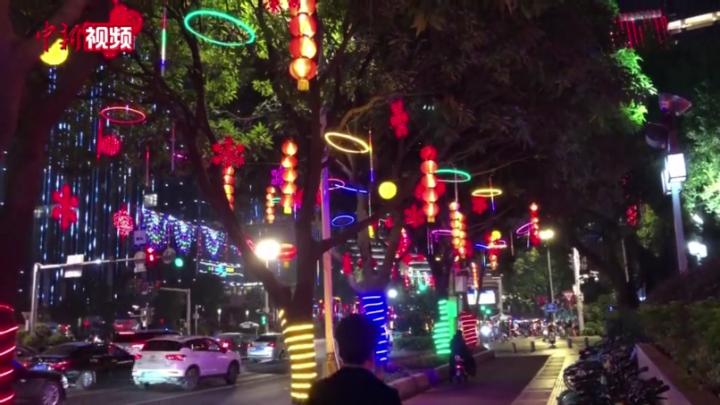 福州街头流光溢彩 各式彩灯亮相年味浓