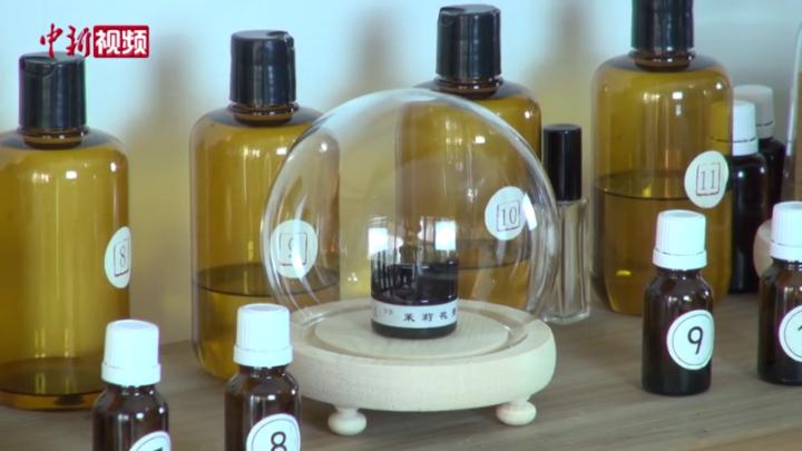 六旬科班出身调香师：古法制茉莉花膏 一生莫离