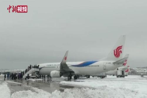 大连遭遇暴雪 致机场航班延误75班