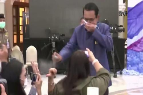 泰国总理回应“用酒精喷洒记者”