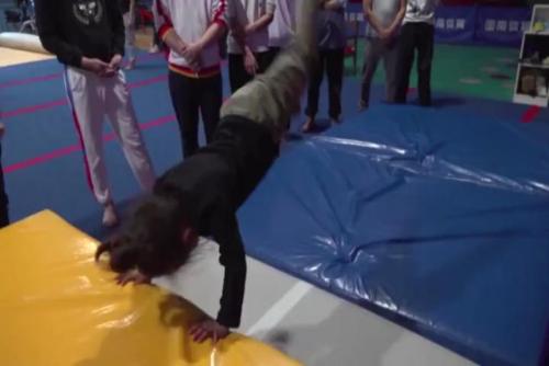Seven-year-old girl in Guizhou expert in stunts