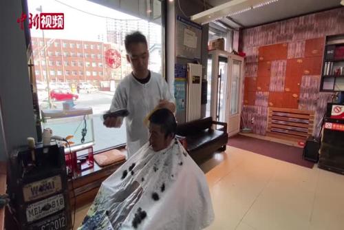 理发店为老人和环卫工人免费理发