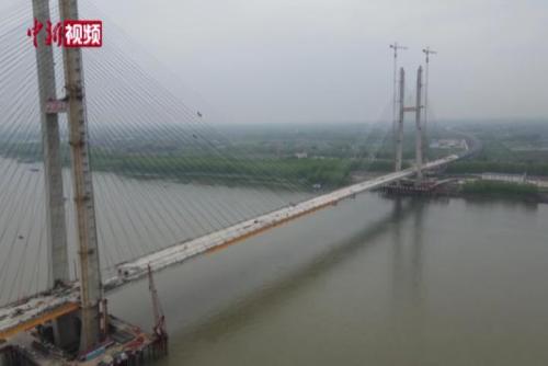 航拍建设中的赤壁长江大桥
