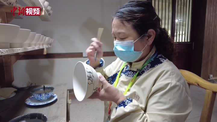 景德镇手工制瓷技艺再现瓷工匠心