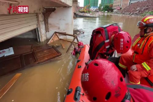 江西赣州：连日暴雨村庄被淹