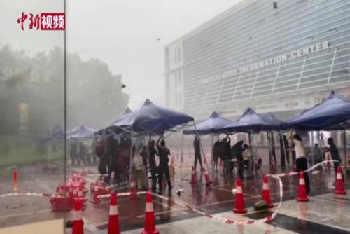 广州民众雨中核酸检测