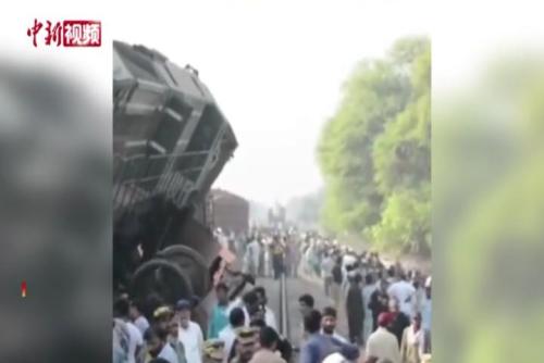 巴基斯坦南部两列车发生相撞事故