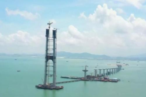 世界上最大跨径海中钢箱梁悬索桥首座主塔完成封顶