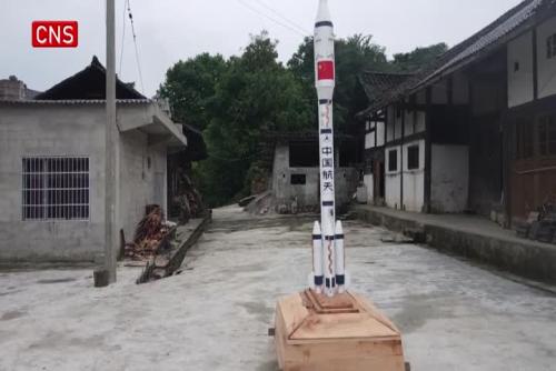 Guizhou carpenter builds spaceship model to salute to China's space development