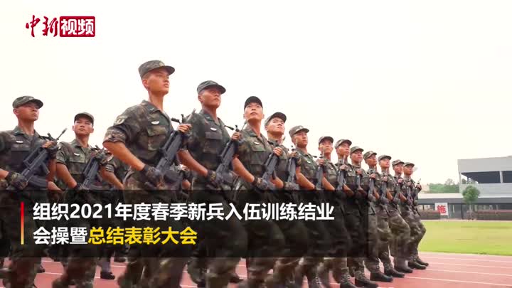 霸气“满屏” 看火箭军新兵入伍训练结业会操