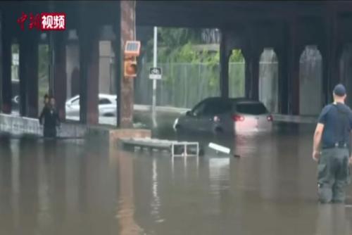底特律洪水淹没房屋车辆