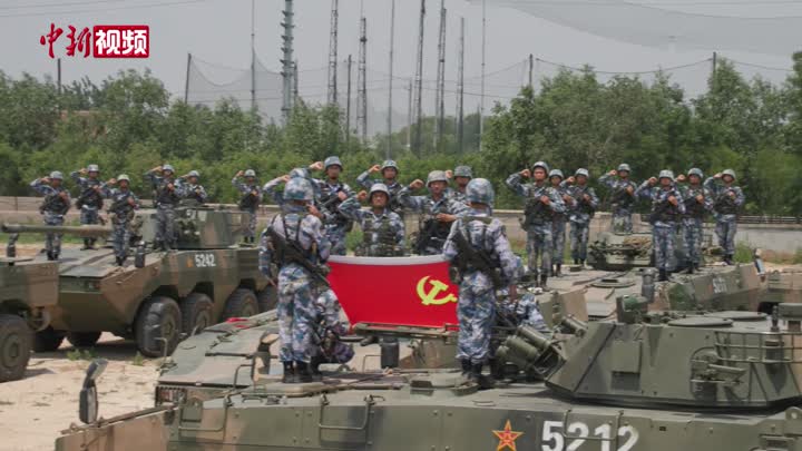 裝甲車擺出“100”字樣 海軍陸戰隊官兵重溫入黨誓詞