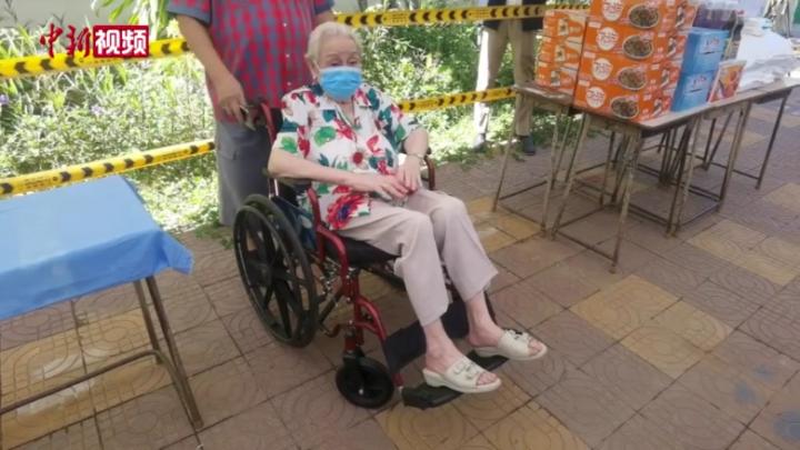 柬埔寨百岁老人接种中国新冠疫苗 中使馆慰问