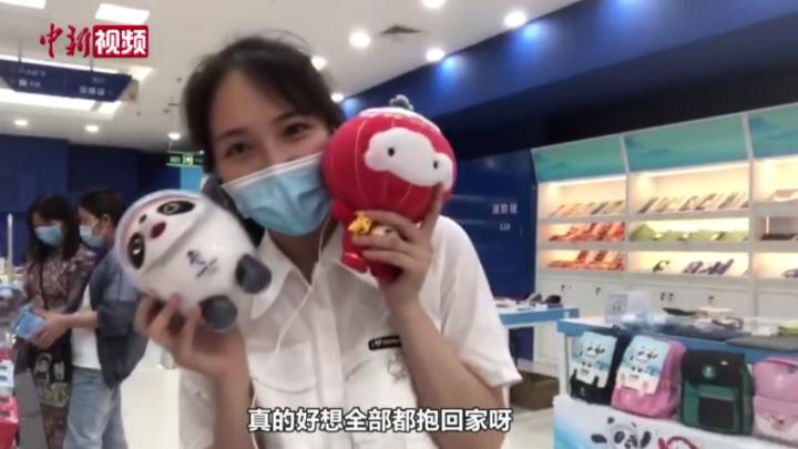 小新的vlog：北京冬奧旗艦店也有盲盒？冰墩墩、雪容融萌化你的心！
