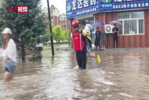 黑龙江齐齐哈尔：强降雨致城市内涝多人被困