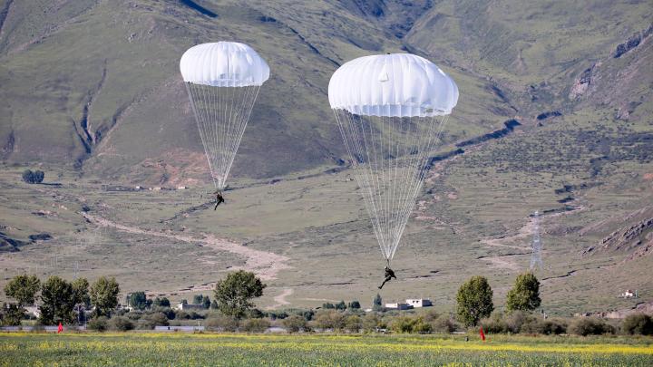 西藏军区某陆航旅开展年度首次高海拔地区伞降训练