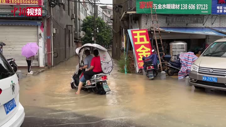 福州遭暴雨袭击严重内涝 市民归家路受阻