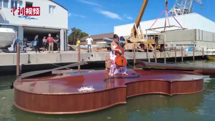 意大利艺术家打造巨型“小提琴”浮船 向新冠逝者致哀