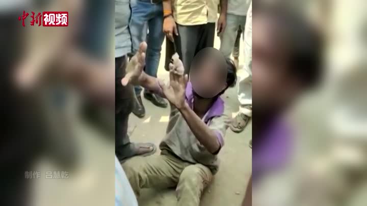 印度男子偷公交車電池被當街毆打