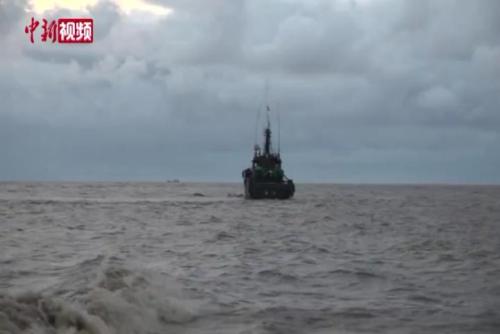 桅杆砸伤两名渔民 海事部门出海施救