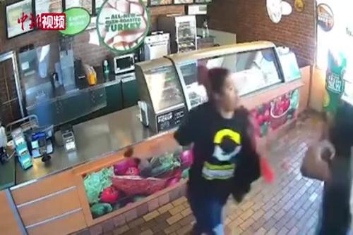 美国一名女店员击退劫匪 却因分享监控录像被停职