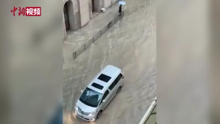 臺風“獅子山”來襲香港多地淹水 市民：乘車像坐船