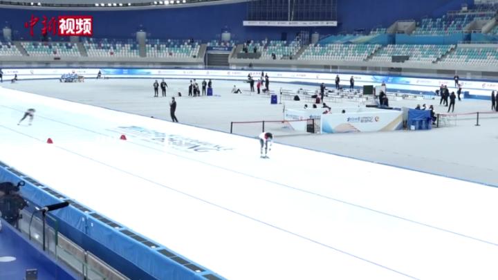 科技范“冰絲帶” 國家速滑館比賽場地上演“燈光秀”