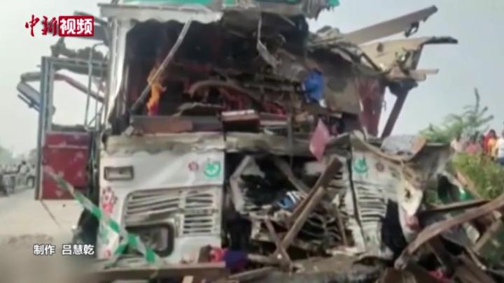 為避牛 印度一卡車和公交車相撞15人喪生