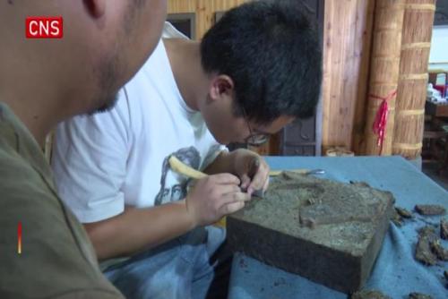 Young carver from Anhui turns compressed tea into handicrafts