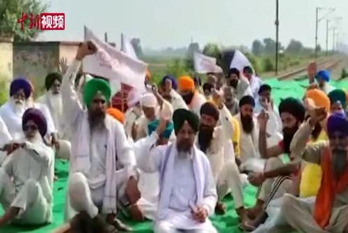 印度农民封堵铁路示威