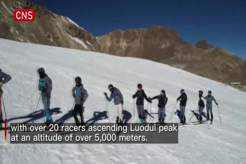 Chinese ski mountaineers‎ ascend Luodui peak 